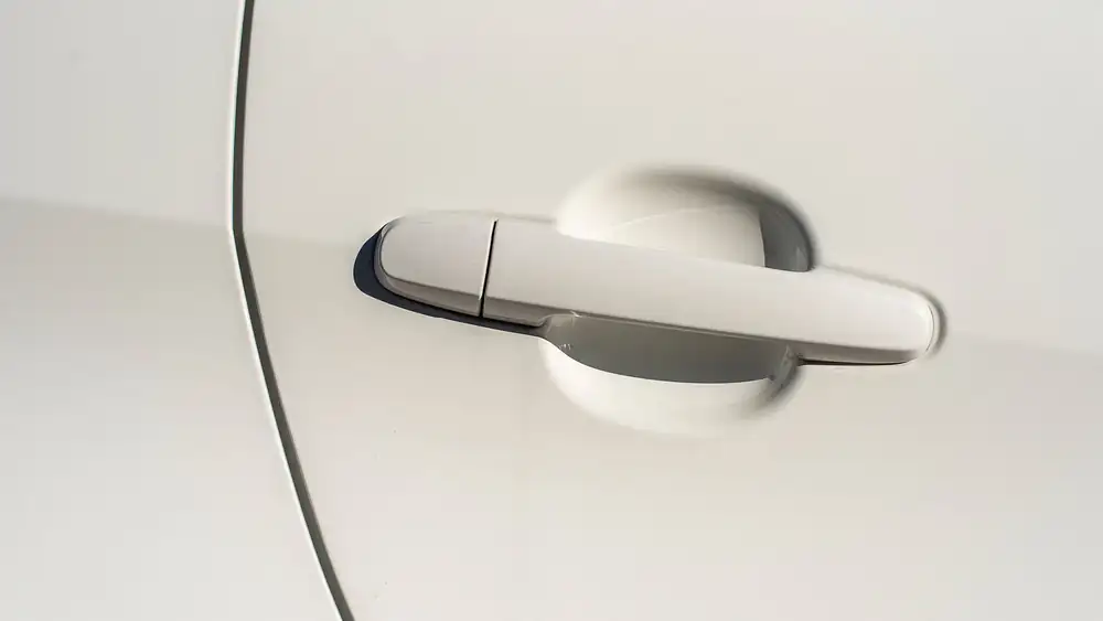 Nettoyage de carrosserie après un trajet au bord de mer